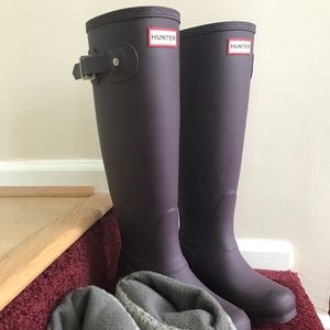 LN Hunter Matte Purple Rain Boots Tall 5 w/ Socks
